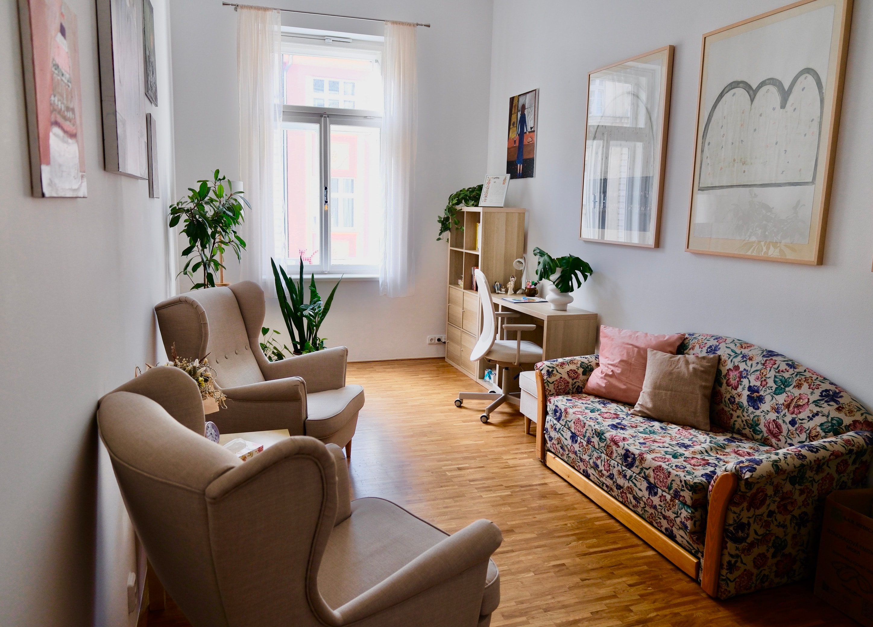Terapeutická místnost s křesly a pohovkou