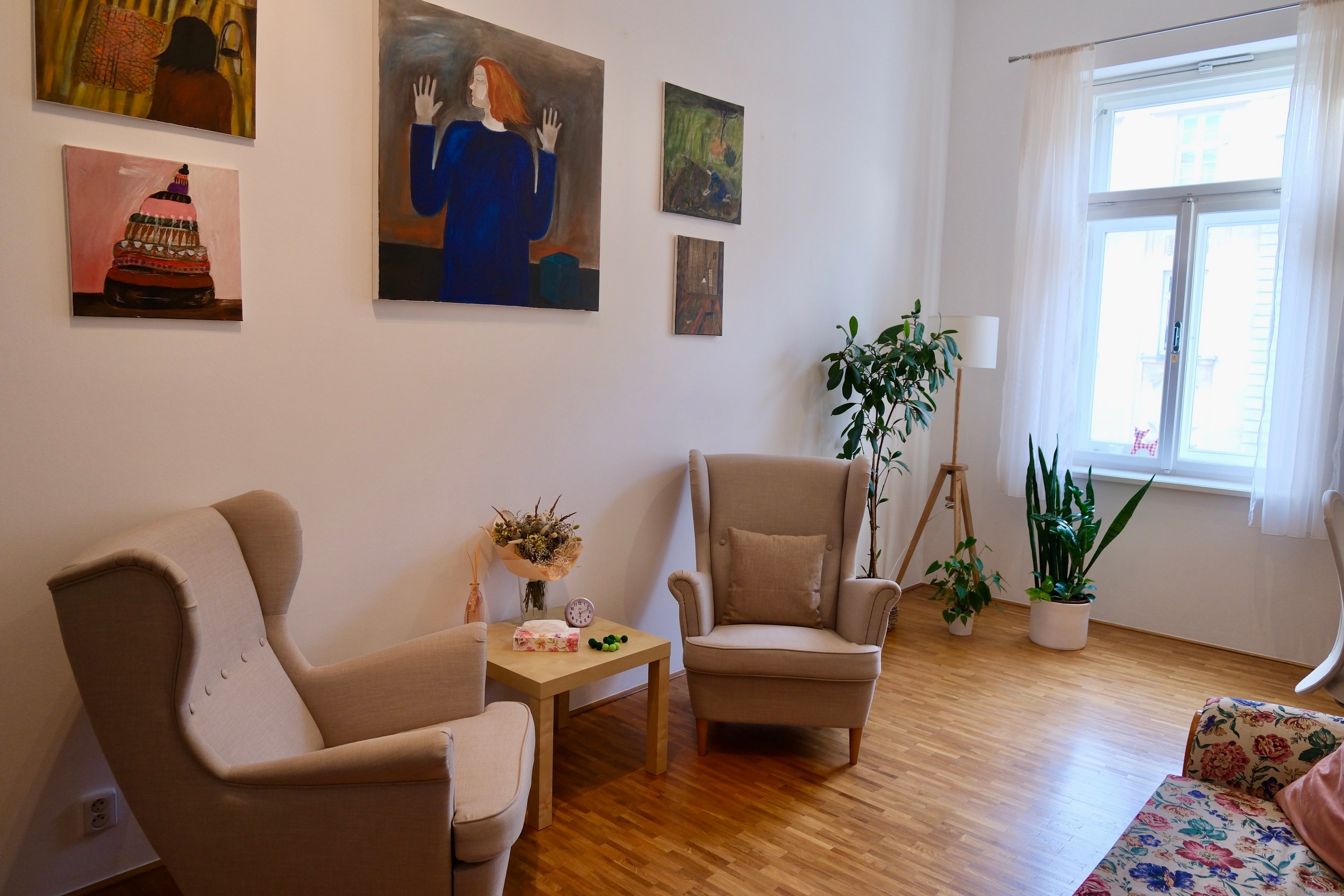 Terapeutická místnost — dvě křesla a obrazy